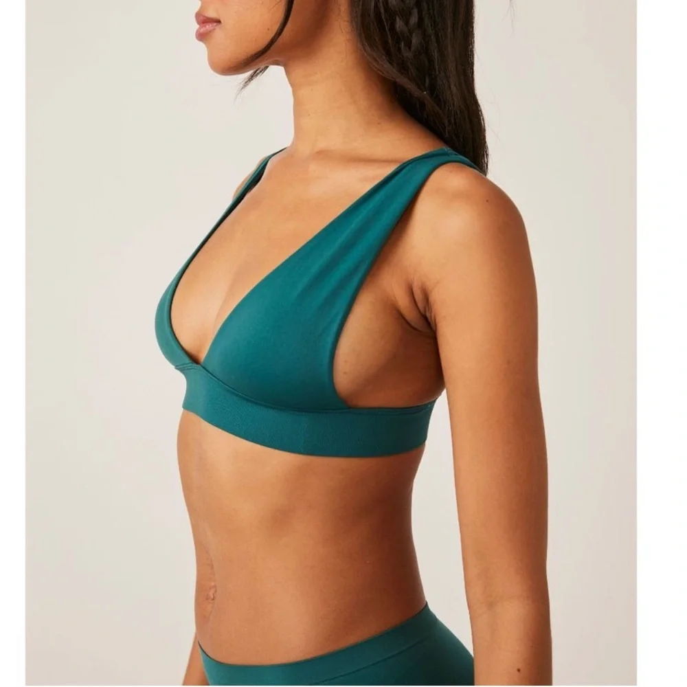 NWT FREE PEOPLE No Show Plunge Bralette / Evergreen - Picture 1 of 7